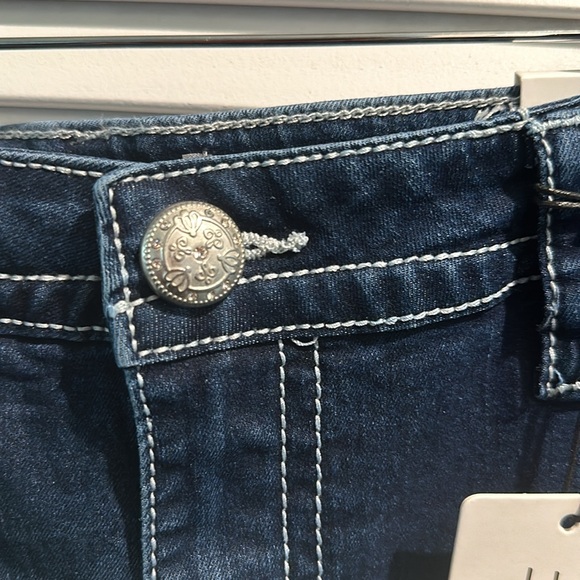 NWT Oak & Vine Denim Capris with jeweled back pockets, comfort fit and stretch. - Picture 5 of 11